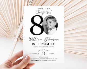 Può includere: Un biglietto d'invito bianco con testo nero e la foto di un bambino. Il biglietto annuncia la celebrazione dell'80° compleanno di William Johnson il 13 settembre, con il testo "SHHH... IT'S A Surprise!"