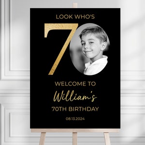 70er Jahre Willkommensschild, Look Who's 70 Willkommensschild, Modernes 70er Willkommensschild, 70er Jahre Poster mit Foto, Geburtstag Schwarz und Gold Willkommensvorlage