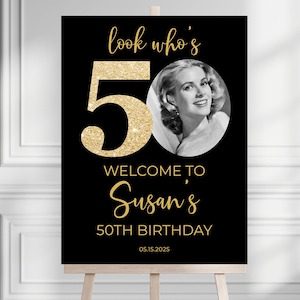 50.o cartel de bienvenida, Mira quién es el 50.o cartel de bienvenida de cumpleaños, moderno cartel de bienvenida número 50, cartel número 50 con foto, plantilla de bienvenida de cumpleaños