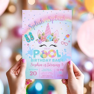 Może przedstawiać: Kolorowe zaproszenie na urodziny w stylu basenowym z motywem jednorożca. Zaproszenie zawiera napisy "Splish Splash" i "It's a Pool Birthday Bash". Ogłasza 5. urodziny Zofii, z datą, godziną i miejscem.