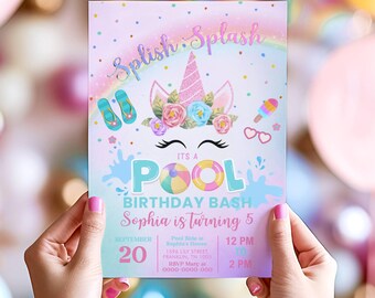 以下が含まれることがあります： ユニコーンのデザインが施された、プールをテーマにしたカラフルな誕生日パーティーの招待状。「Splish Splash」と「It's a Pool Birthday Bash」の文字が入っています。ソフィアの5歳の誕生日を告知し、日付、時間、場所の詳細が記載されています。