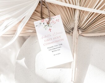 Può includere: Un'etichetta di favore bianca con illustrazioni floreali rosa e una croce. Il testo recita "Isabella Elena's First Holy Communion" e "Grazie per aver celebrato con noi! 09.13.2024".