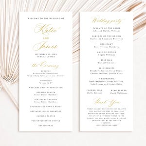 Op de afbeelding: Twee witte trouwprogramma's met gouden kalligrafie en zwarte schreefletters. De linkerkaart toont het verloop van de ceremonie van Katie en James, terwijl de rechterkaart de huwelijksgasten en een dankwoord aan de aanwezigen vermeldt.
