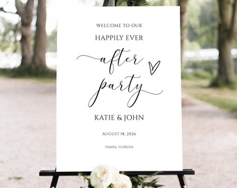 Peut inclure: Un panneau blanc sur un chevalet noir avec les mots "WELCOME TO OUR HAPPILY EVER AFTER PARTY" en écriture noire. Le panneau comprend également les noms "KATIE & JOHN", la date "AUGUST 18, 2026" et le lieu "TAMPA, FLORIDA".