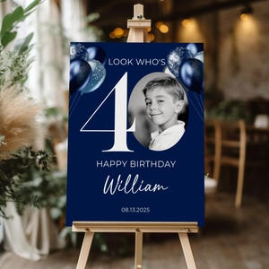 40er Jahre Willkommensschild, Marineblaue Luftballons Geburtstag Look Who's 40 Willkommensschild, 40er Jahre Poster mit Foto, Geburtstags-Willkommensplakat