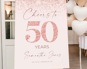 Op de afbeelding: Een rechthoekig evenementenbord met een roségouden glitterverloop aan de bovenkant, de tekst Cheers to 50 YEARS, de naam Samantha Jones en de datum 13-09-24 | FRANKLIN, TN. Het bord staat op een houten schildersezel.