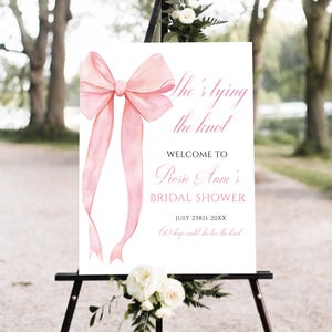 Cartello di benvenuto per addio al nubilato &quot;She&#39;s Tying the Knot&quot;, poster minimalista modificabile per addio al nubilato con fiocco rosa, cartello per addio al nubilato con fiocco rosa