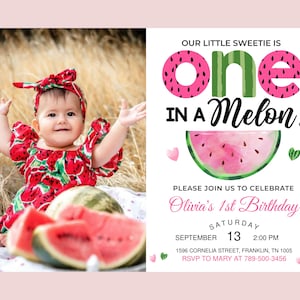 Puede incluir: Una invitación de cumpleaños con temática de sandía. La invitación presenta una foto de una niña pequeña con un vestido de estampado de sandía y una diadema. El texto de la invitación dice "¡Nuestra pequeña dulzura tiene un año en una sandía!" e incluye detalles sobre la fiesta de cumpleaños, incluyendo la fecha, la hora y el lugar.