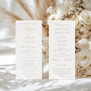 Könnte beinhalten: Zwei elegante Hochzeitskarten mit goldener Schrift auf cremefarbenem Hintergrund. Das linke Programm listet die Zeremonie, das rechte die Hochzeitsgesellschaft auf. Blumige Akzente sind im Hintergrund zu sehen.