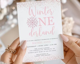 Invitación de primer cumpleaños de niña en Winter Onederland, invitación de cumpleaños de invierno, invitación rosa para fiesta de cumpleaños de niña en diciembre con temática navideña.