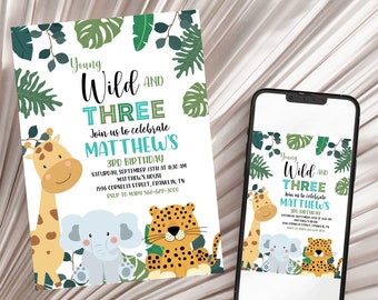 Puede incluir: Una invitación de cumpleaños con temática de jungla. La invitación presenta el texto "Young, Wild, and Three" con ilustraciones de una jirafa, un elefante y un leopardo. La invitación está sobre un fondo blanco con follaje verde.
