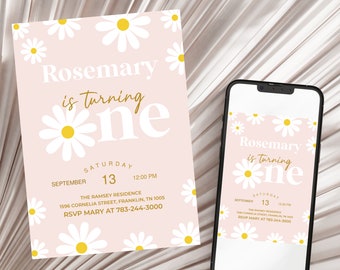 Könnte beinhalten: Eine rosafarbene und weiße Geburtstagseinladung mit einem Gänseblümchenmuster. Die Einladung lautet "Rosemary wird eins" mit einer großen weißen "eins" in goldener Schrift. Die Einladung enthält das Datum, die Uhrzeit und den Ort der Party.