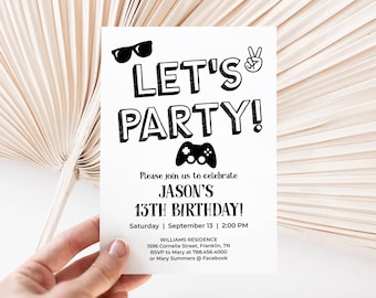 Può includere: Biglietto d'invito bianco con testo nero « LET'S PARTY! » con occhiali da sole e grafica del segno di pace. L'invito è per il 13° compleanno di Jason, con data, ora e dettagli del luogo. Una mano tiene il biglietto.