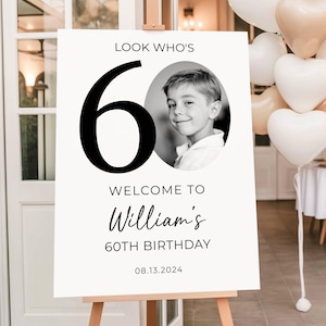 60-års välkomstskylt, Titta vem som är 60-års välkomstskylt, Modern 60-års välkomstskylt, 60-årsaffisch med foto, Födelsedagsvälkomstaffisch, 60-års välkomst
