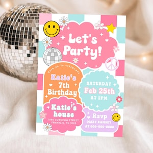 Könnte beinhalten: Eine farbenfrohe Geburtstagseinladung mit dem Text "Let's Party!" und "Katie's 7th Birthday." Das Design beinhaltet ein Smiley, eine Discokugel, ein Friedenszeichen und Blumen. Die Einladung befindet sich auf einem weißen Hintergrund mit einer Discokugel im Hintergrund.