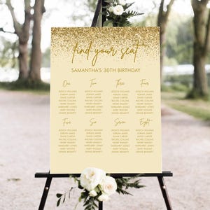 Può includere: Un tableau di posti a sedere per il 30° compleanno di Samantha, con una parte superiore dorata glitterata, esposto su un cavalletto nero. Il grafico presenta le parole "find your seat" e i nomi degli ospiti organizzati per numero di tavolo.