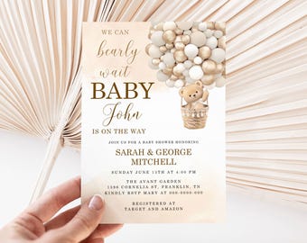Puede incluir: Invitación a baby shower con un diseño de oso de peluche en globo aerostático. La invitación presenta el texto "We can bearly wait BABY John is on the way". La invitación es para Sarah & George Mitchell.