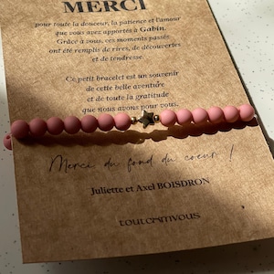 Bracelet Assistante maternelle, cadeau crèche fin d'année, perles en acrylique, bracelet remerciement, carte kraft personnalisée