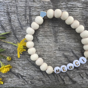 Armband-Geschenk zum Jahresende Danke Lehrer / Danke Meister aus Holzperlen, goldenem Herzen und seiner personalisierten Kraftkarte