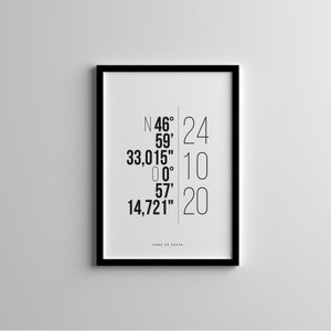 Peut inclure: Impression noir et blanc avec les coordonnées : N 46° 59' 33,015" 24° 10' 0.0° 57' 14,721" 20. L'impression porte le texte "Anne et Boris" en bas.