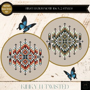 Könnte beinhalten: Zwei runde Kreuzstichmuster mit einem geometrischen Design in Rot, Orange, Blau, Grün und Weiß. Die Muster sind in Gold gerahmt und von einem hellbraunen Hintergrund umgeben. Der Text "FIRST NATION MOTIF 106 X 2 STYLES" befindet sich oben im Bild. Der Text "KINKY N TWISTED" befindet sich unten im Bild.