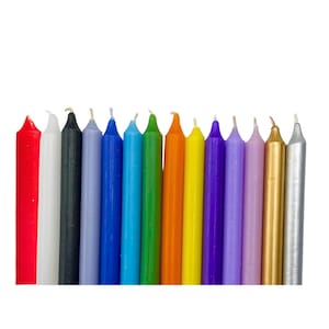 Puede incluir: Un conjunto de 15 velas de varios colores, incluyendo rojo, blanco, negro, gris, azul, verde, naranja, amarillo, morado, lavanda, rosa, dorado y plateado. Las velas son todas del mismo tamaño y forma, y están dispuestas en una fila.