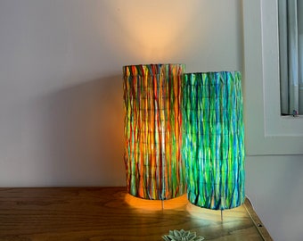 Table lamp in natural multicoloured raffia for decoration of the bedroom, living room, office...
