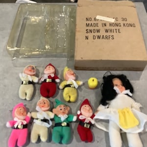 Rare 1989s Disney Snow White and the 7 dwarves doll set