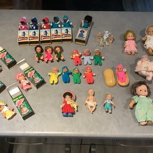CT. - 1980年代、1970年代の様々なヴィンテージ人形、ベビーウィリアム、マッチ箱人形、ピーナッツベイビー、タイニートッツ、ピーウィー、モナミ、