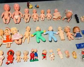 GD. - Muñecas antiguas, bebés, bebé, caja azul, golpecitos con los dedos, besos alemanes, años 80, años 60, mecanismo de relojería, raras, retro, goma, plástico, antigüedades de los años 70