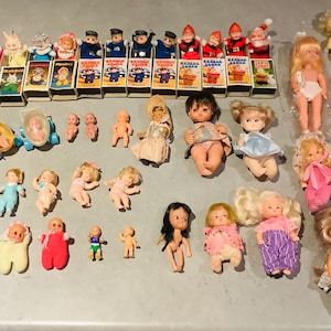 VE2. - Vintage poppen jaren 80 - Furga, Tiny Blessings, China, Hong Kong, matchbox baby, Ari, Heart family, El Greco, Fruithead, eierwagen enz.
