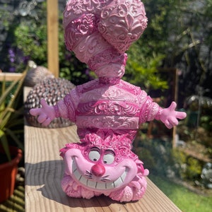 Cheshire Cat 3D Printed Model – Alice in Wonderland Figurine – Fantasy Decor – Whimsical Cat Statue – Mad Hatter Gift – Wonderland Shelf Dec