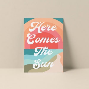 Carte de correspondance Here Comes The Sun, carte de correspondance typographie, carte d'art soleil, carte de voeux plage, carte de correspondance rétro, carte de correspondance art côtier