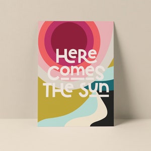 Carte de correspondance Here Comes The Sun, carte de correspondance typographie, carte d'art soleil, carte de voeux plage, carte de correspondance rétro, carte de correspondance art côtier