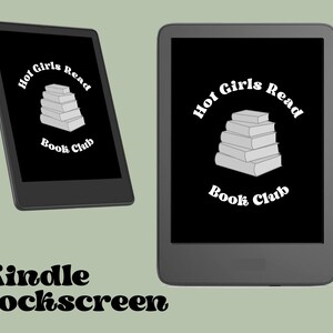 Peut inclure: Une image en noir et blanc d'une liseuse Kindle avec un écran noir affichant un graphique d'une pile de livres avec le texte "Hot Girls Read Book Club". Le texte est dans une police blanche stylisée. La Kindle est sur un fond vert clair.