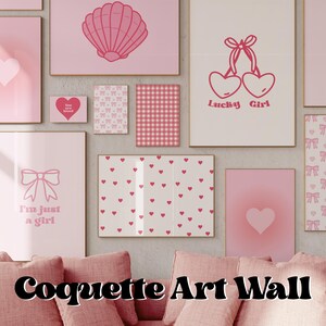 Peut inclure: Une galerie murale rose et blanche avec différentes impressions représentant des cœurs, des nœuds et des coquillages. Les impressions comportent des textes qui disent "I'm just a girl", "Lucky Girl" et "Love you forever". Le mur est décoré d'un canapé rose.