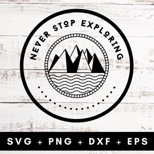 Puede incluir: Diseño gráfico en blanco y negro con un borde circular. El texto "NEVER STOP EXPLORING" está escrito alrededor del círculo. Dentro del círculo hay una imagen estilizada de montañas y olas.