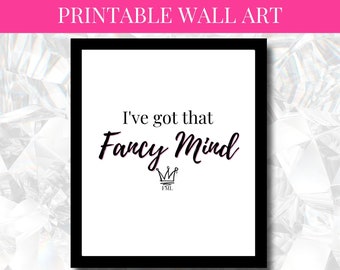 以下が含まれることがあります： 「I've got that Fancy Mind」というテキストと、その下に「F.M.L.」という文字が書かれた王冠が描かれた、白黒の印刷可能な壁画です。