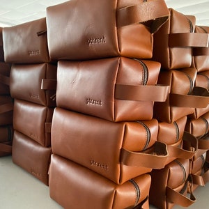 Personalized Groomsmen Gift Dopp Kit Bag Customized Leather Toiletry Bag Monogram Mens Toiletry Bag Leather Custom Gift for Guys Men Wedding