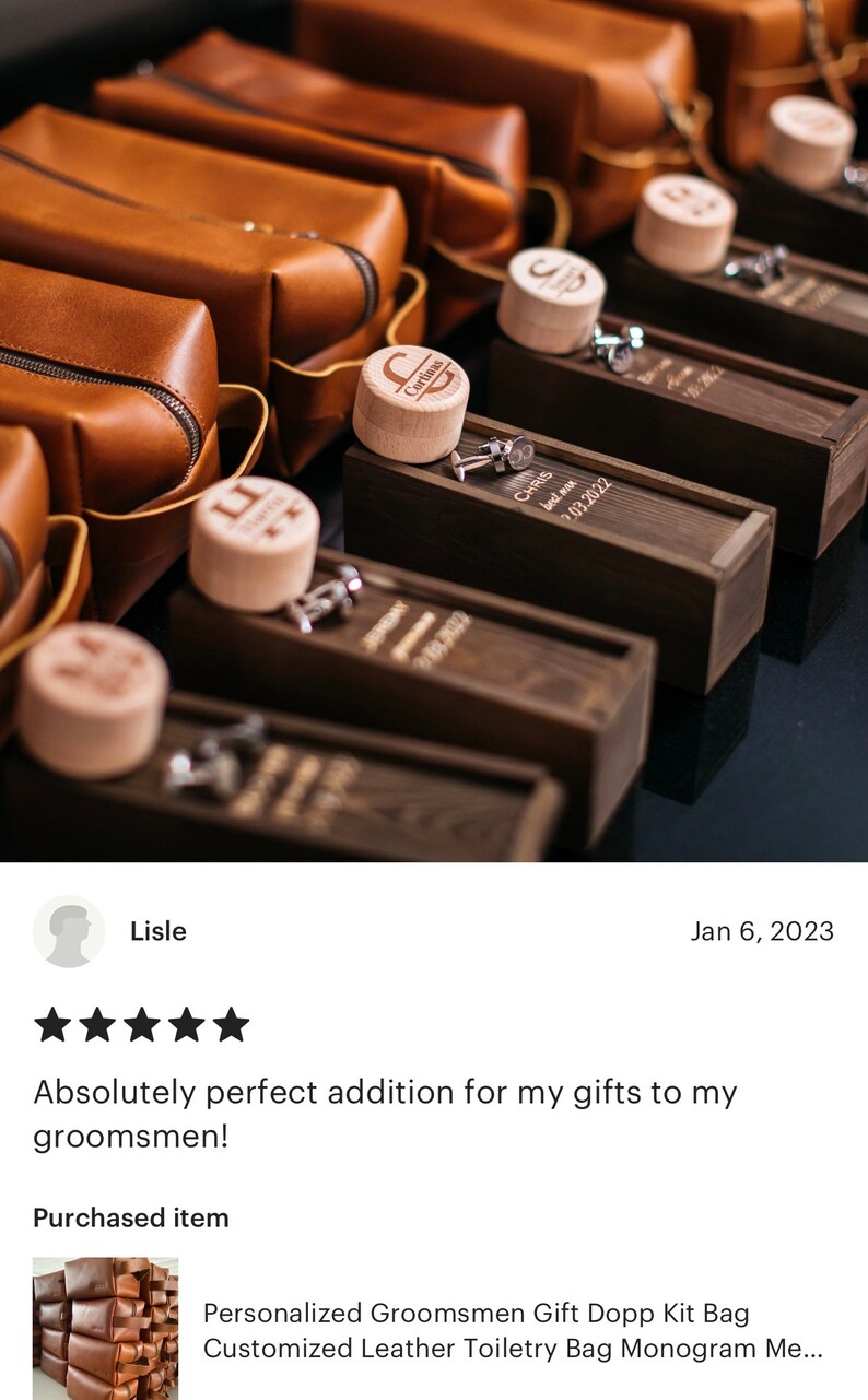 May include: A row of brown leather toiletry bags with personalized wooden boxes containing cufflinks. The boxes are engraved with the names "Chris" and "Cortinas" and the date "03.2022".