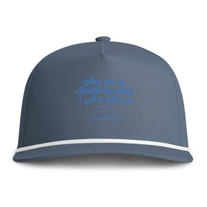 Sunwashed Script Rope Cap | Truckerpet met geborduurde strandquote
