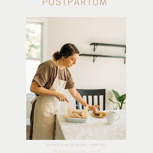 Peut inclure: Une femme portant une chemise brune et un tablier beige prépare un repas dans une cuisine. Elle tient un couteau et un morceau de nourriture. Le texte "Cooking for POSTPARTUM" est en haut de l'image. Le texte "BY KATE KLINE OF GATHER + NURTURE" est en bas de l'image.