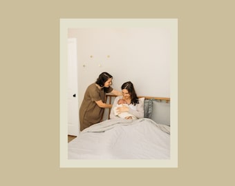 以下が含まれることがあります： 寝室で2人の女性と赤ちゃんの写真が載っている本の表紙。本のタイトルは「Planning for the Fourth Trimester: Forty Days of Rest, Support, and Recovery」で、Kate Kline of Gather and Nurtureによるものです。