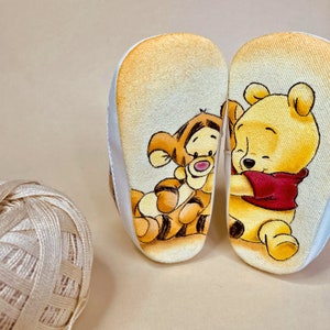 Newborn shoe with Winnie the Pooh, hand-painted newborn shoe, baby shoes, painting shoes