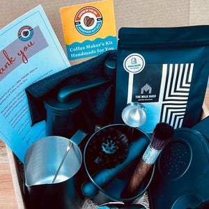 Kit artesanal para hacer pan de masa madre: cesta de ratán, cuchilla y raspador.