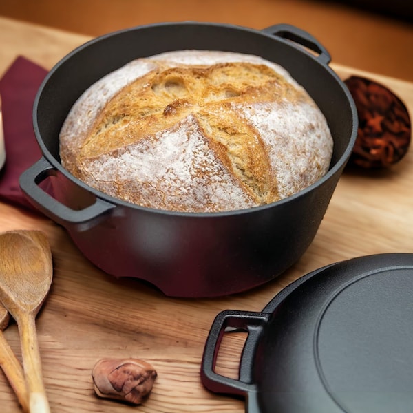 4.7 Litre Pre-Seasoned Cast Iron Double Dutch Oven/Casserole Dish with Skillet Lid. Robust 2 in 1 Cooking Set with Handle Covers & Scraper