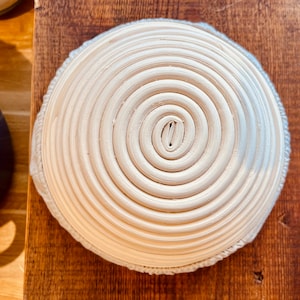 Koszyk do wyrastania Banneton do domowego wypieku chleba na zakwasie - okrągły kształt - różne rozmiary UK 18 - 25 cm