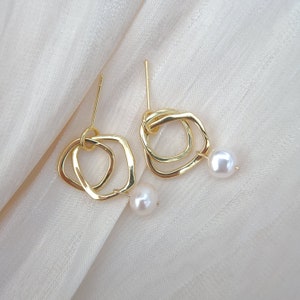 Gold Pearl Drop Earrings – Modern Wire Loop Dangle Earrings, Freshwater Pearl and Gold Earrings, Minimalist Jewelry Gift for Her