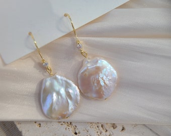 Boucles d’oreilles Fish Hook Pearl Dangle, boucles d’oreilles Keshi Pearl Drop de véritables pétales d’eau douce, boucles d’oreilles en strass en plaqué or 18 carats, cadeau de demoiselle d’honneur