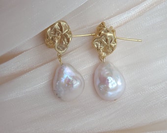 Boucles d'oreilles baroques dorées avec perles véritables design froissé, boucles d'oreilles pendantes goutte d'eau douce pour mariée, cadeau élégant bijoux de mariage